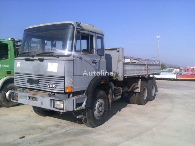 camion pianale IVECO 330.35