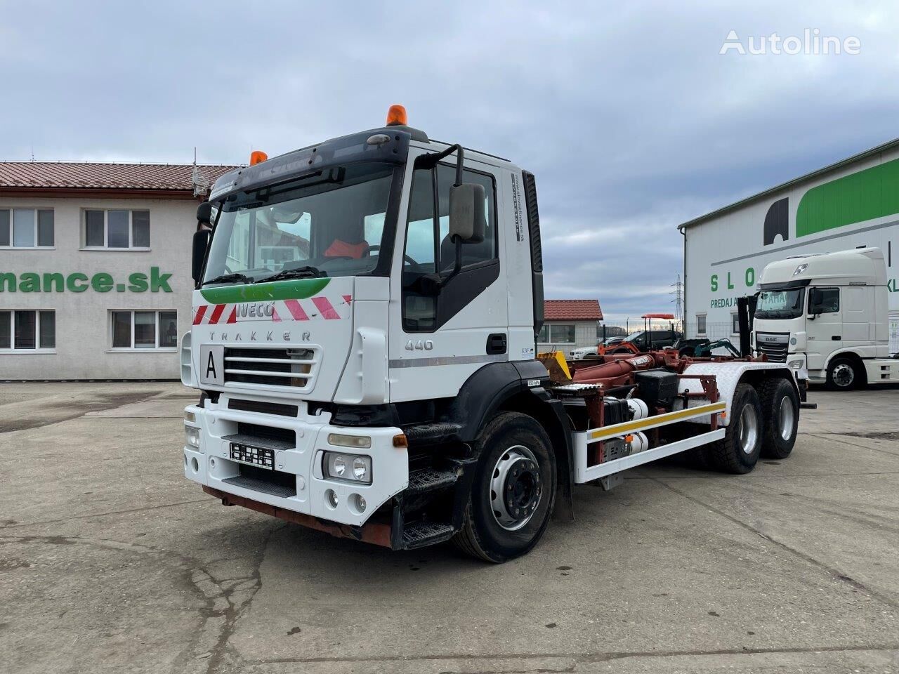 camion scarrabile IVECO  TRAKKER 260S 440 6x4 hákový naťahovač kontajnerov s po