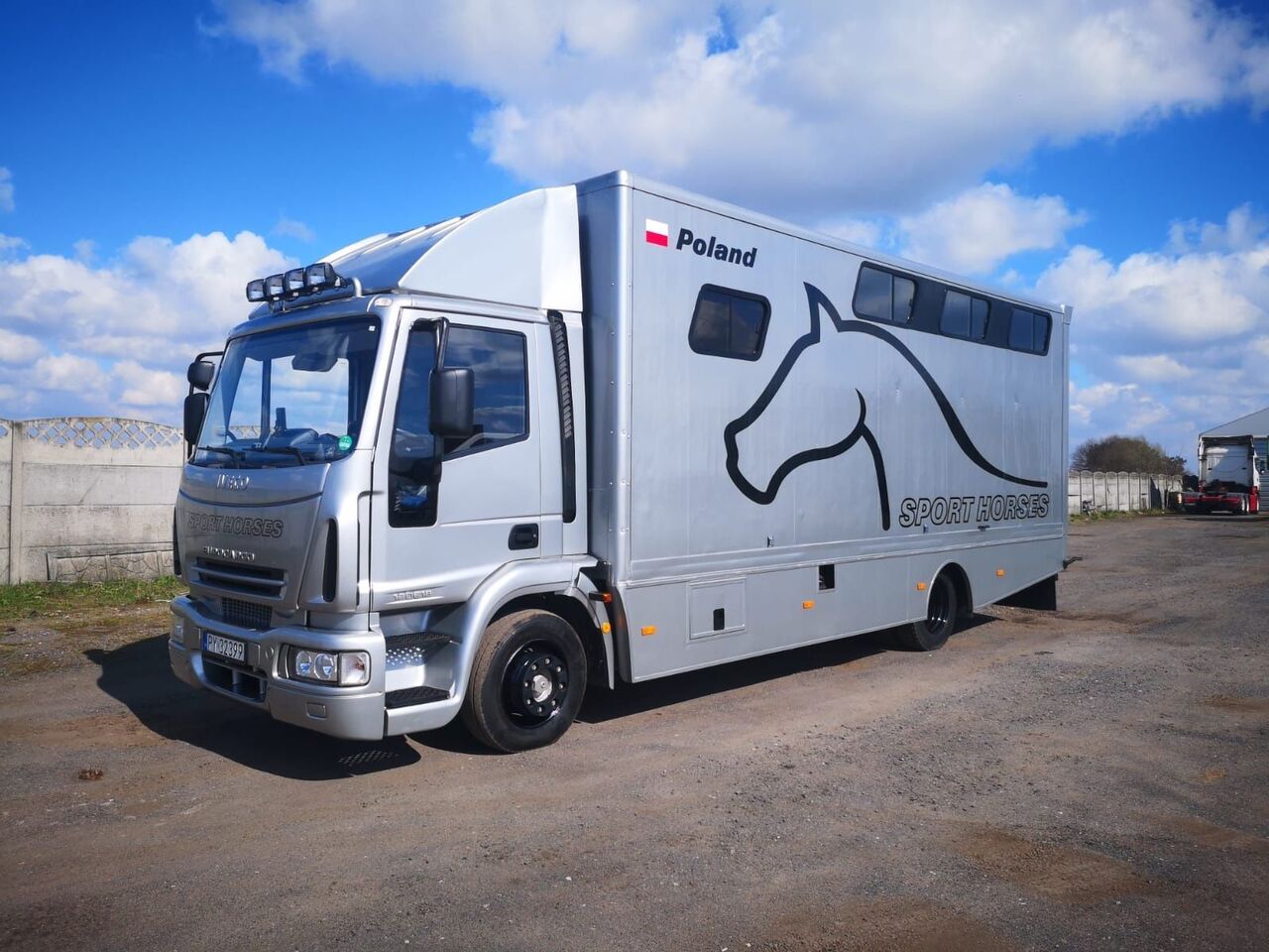 camion trasporto cavalli IVECO Eurocargo 120E18